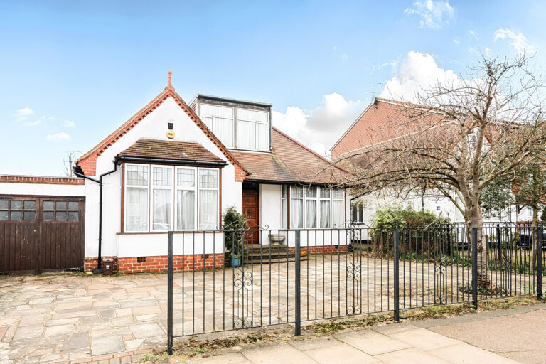 Oakleigh Road North, London