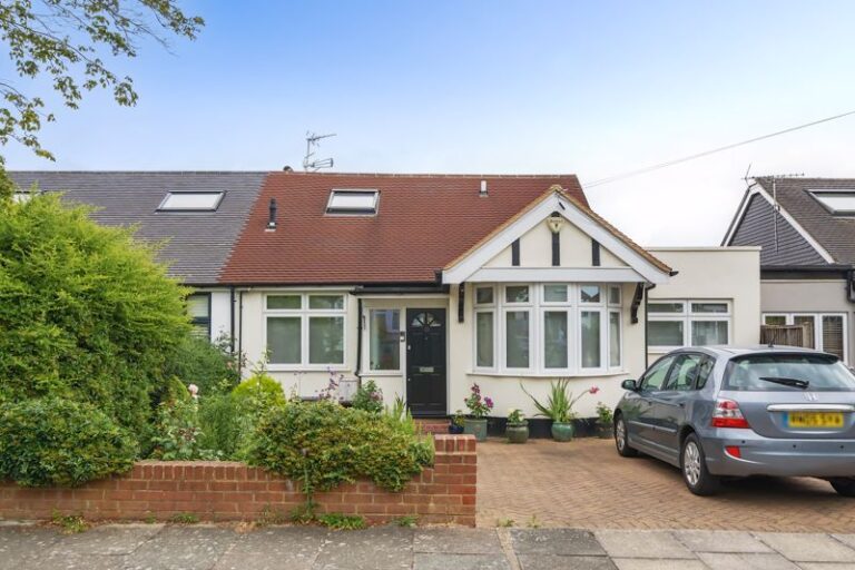 Weirdale Avenue, Whetstone