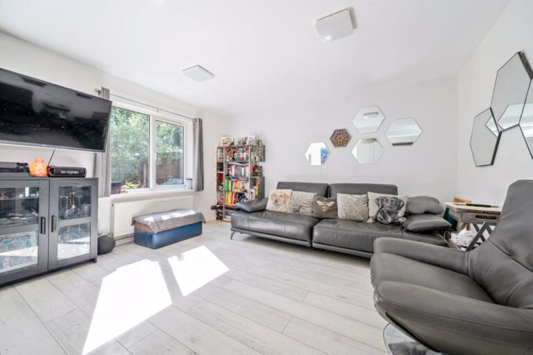 Domville Close, London