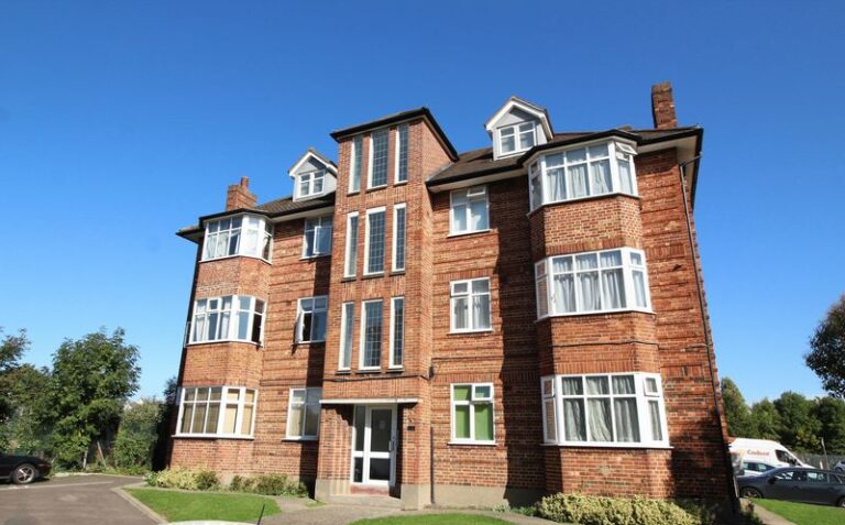 Oakleigh Road North, London