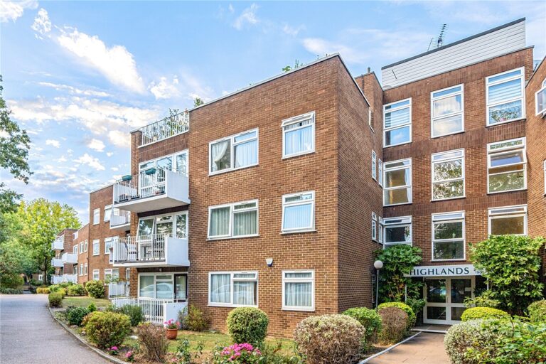 Oakleigh Road North, London, N20 9HA